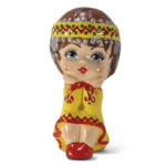 Фигурка "Девочкав масмаке". (в жёлтом)